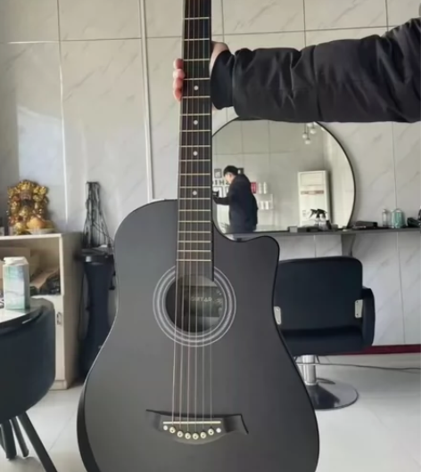 原价1800多买的，。自己很喜欢吉他一时兴...