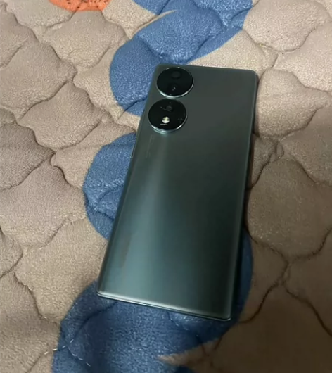 自用荣耀70 12+256 后摄像头和屏幕...