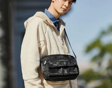 【全新】森马休闲单肩包简约男邮差包工装风大...