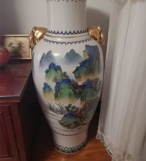 景德镇花瓶一对，九成新，高90。 感兴趣的...