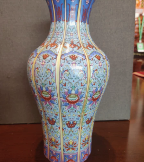 转卖一件雍正瓜棱宝相花瓶，描金珐琅彩，景德...