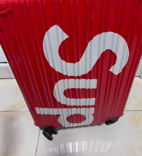 红色拉箱 就结婚时用来装衣服了后面没用过，...