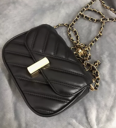 闲置包包清理，肩带可调节， 有轻微使用痕迹...