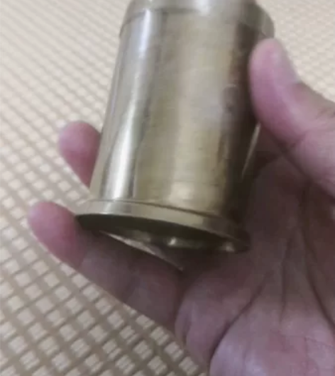 铜罐子铜瓶子 产地不详，年代不详。黄铜材质...