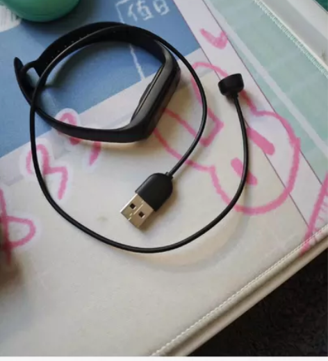 小米手环5nfc版 两侧边缘有少量划痕，功...