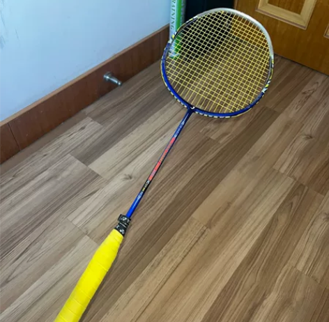 大学买的羽毛球拍花了400 碳纤维羽毛球拍...