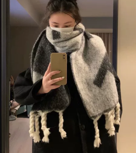 陷进去的大围巾女 字母韩系氛围感冬季披肩高...