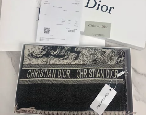 迪奥围巾前男友送的，不想要了，包邮到家，喜...