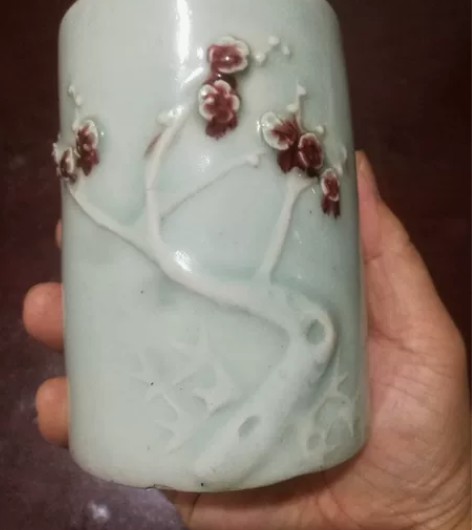 清代乾隆豆青釉里红刻梅花笔筒，全品11.5...