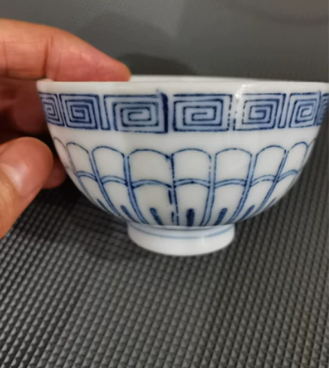 不多见的回流老柴烧青花手绘小茶碗！底足是老...