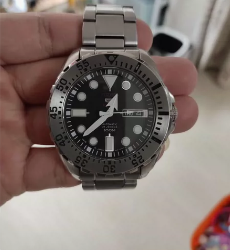 精工SEIKO机械手表，带星期/日期，每月...