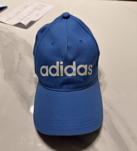 阿迪达斯帽子，蓝白色，便宜出。 感兴趣的话...