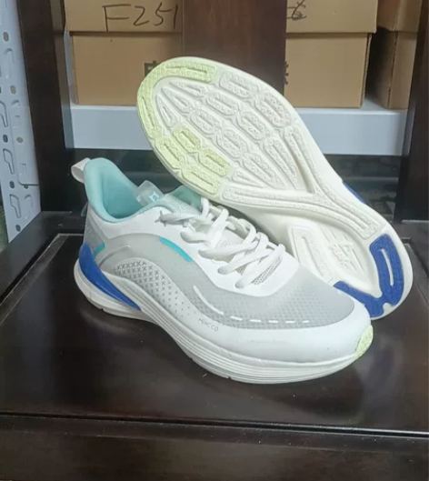 跑步鞋。40，鞋码魔改拼接跑步鞋。这一款匹...