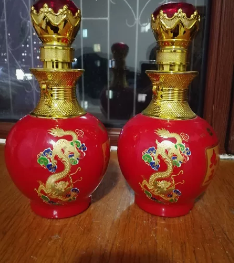 一对瓷瓶出售可做花瓶，摆件16元一个有喜欢...