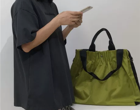 欧美时尚丝光尼龙牛津布褶皱百搭轻便单肩斜挎...