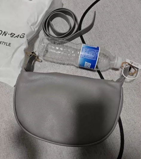 斜挎包软皮饺子包高级灰色全新 如图，一个软...