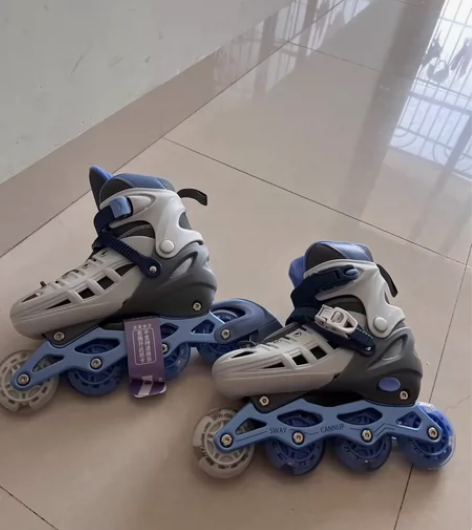 全新正品，专业儿童初学者轮滑鞋溜冰鞋男童旱...