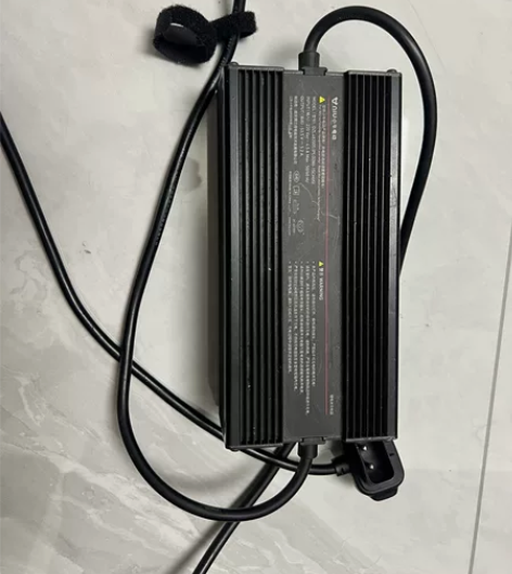 小牛原装正品48V5.2A充电器 充电很快...