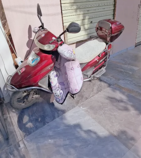 酒红色电动车一辆，8成新！因本人要换小型电...