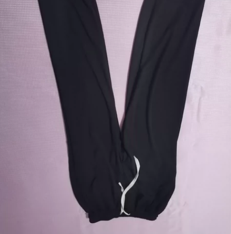 捡漏，黑色冰丝运动束脚裤少女款，买短了估计...