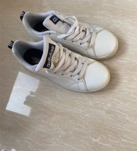 阿迪板鞋，36码！刷完还是挺新的，图片的鞋...