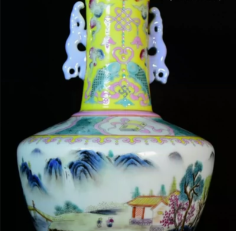 旧藏珐琅彩山水人物挂耳瓶，器型规整精致.造...