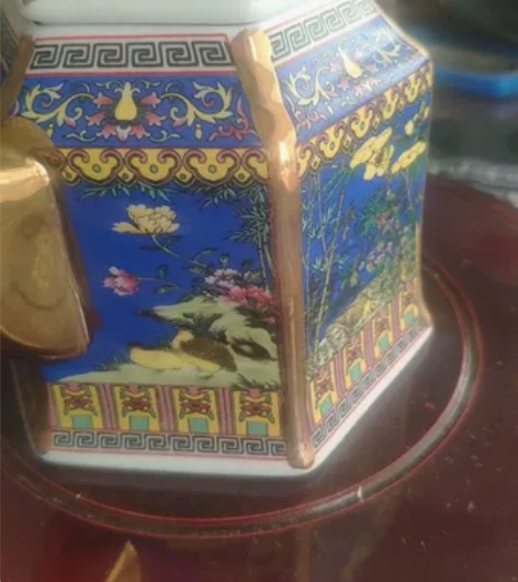 精美之极的珐琅彩六方美壶，每一面都是精美手...