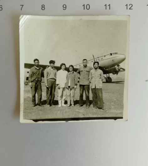 早期与中国民航飞机合影老照片C34，506...