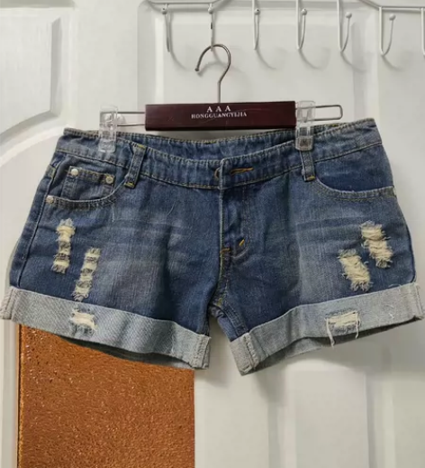 30码牛仔短裤 9.9成新 两件包邮 没多...