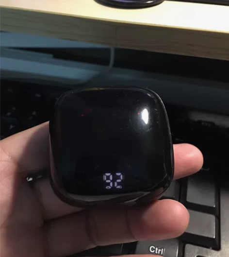 纽曼蓝牙耳机，用没几次，丢在桌下，外壳有些...