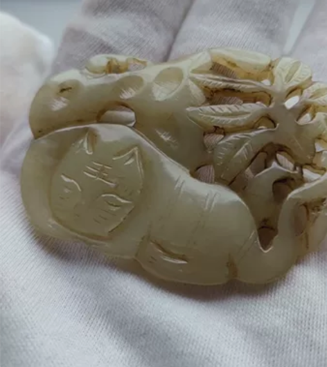 和田玉老玉一枚，纯手工雕刻，包浆浑厚岁月痕...