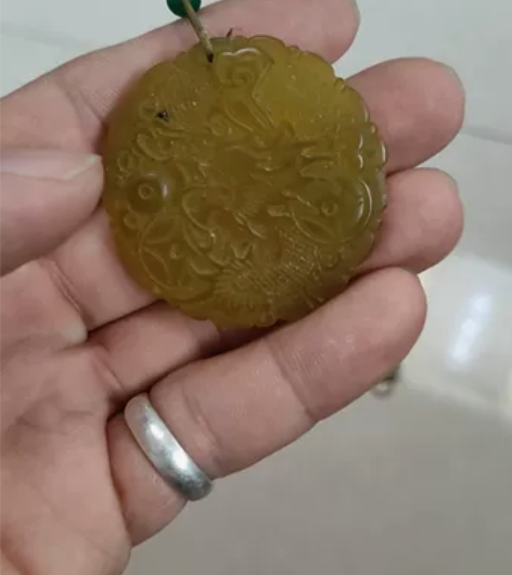 什么玉不知道，有微瑕疵，低价出 感兴趣的话...