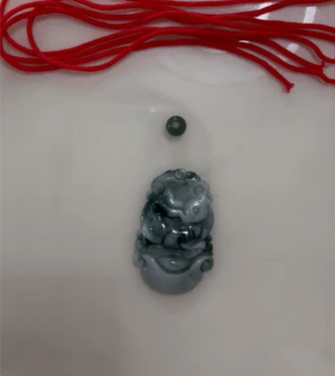 一块玉佩 送红绳 全新 长度3.5厘米,宽...