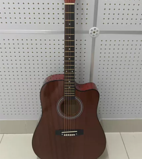 【琴行倒闭 吉他捡漏】原价800多的吉他4...