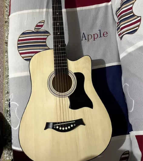 全新，毕业了带不走，原价吉他店1300买的...