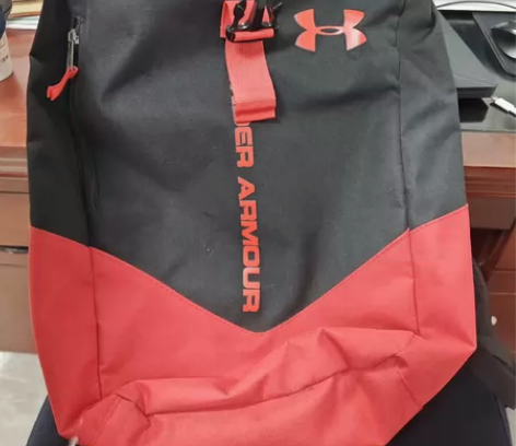 安德玛篮球运动背包，成色8、9成新，红黑配...