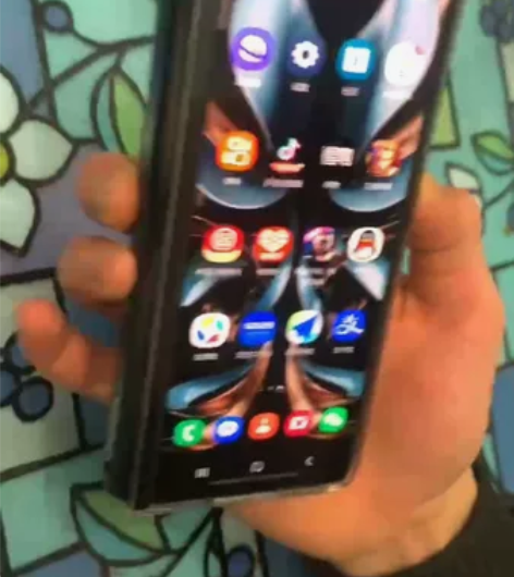 三星fold2 成色95新  大小屏幕完美...