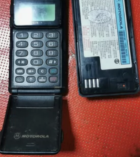 摩托罗拉手机一部，400元，大桥南路附近自...