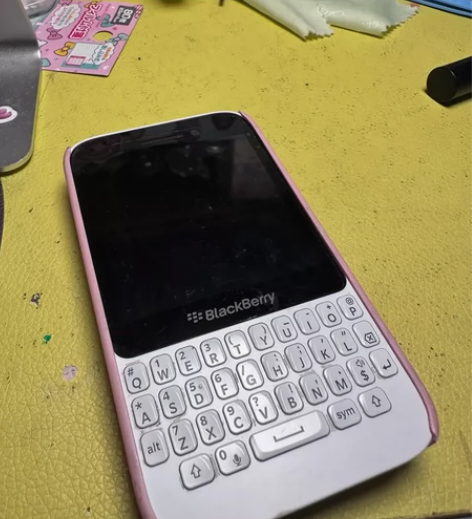 黑莓手机 没法正常开机 会刷机的买 情况像...