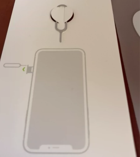 苹果原装取卡针。 还送包装盒里的原装贴纸。...