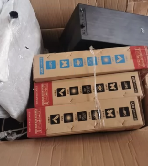 三套办公电脑，三个机箱 五个显示屏 ，还有...