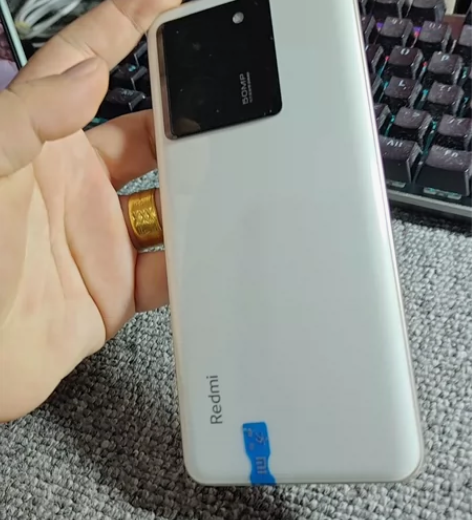 红米k60至尊，配置16加256，框一处磕...