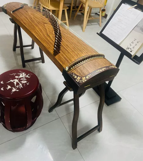 年底捡漏啦一手品牌古筝，几乎全新.周边配套...