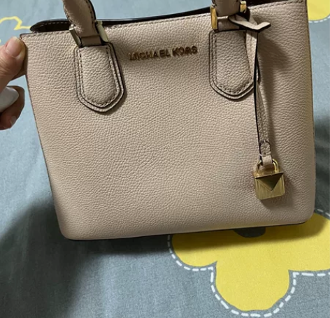 MK小号迷你包，有长背带，有瑕疵，被锁蹭的...