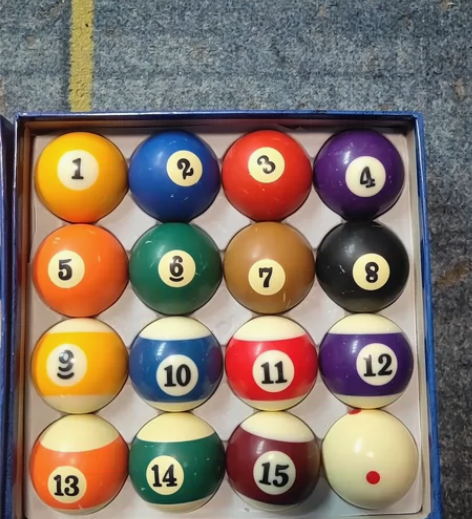 出售二手台球两幅一起60块，换新球了，二手...