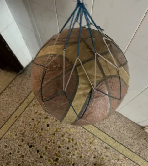 篮球，忘记是什么牌子的了，朋友送的一直没打...