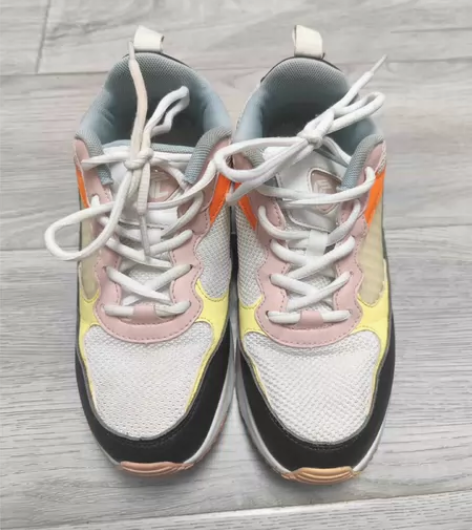 乔丹运动鞋，女童内长230 实体店买的，女...