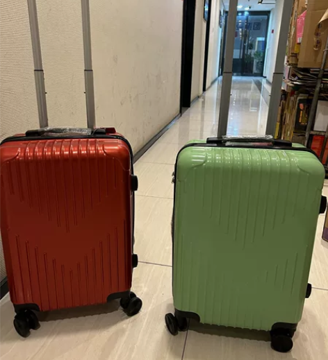 20寸拉杆箱，49.9元一个。自取 感兴趣...