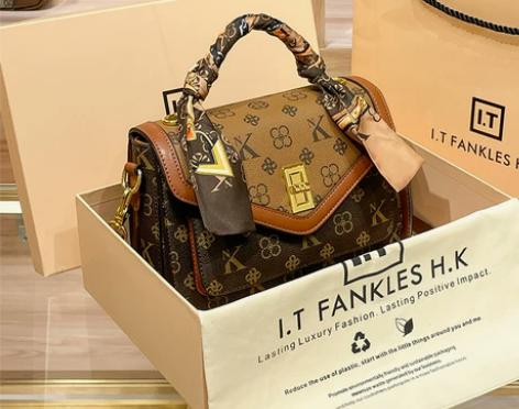 女士包袋新包女包包香港秋冬2023女包小方...