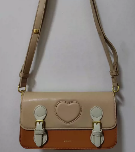 买包包随机送一条项链或一对耳饰哟。 正版不...